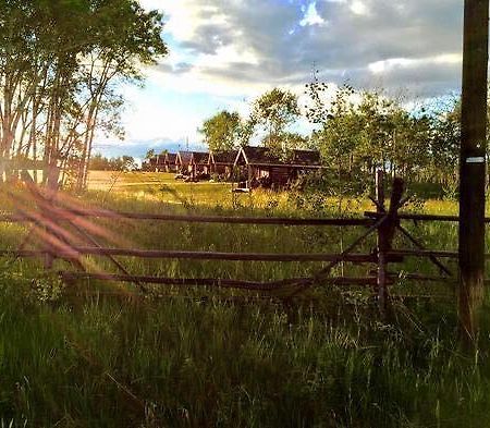 Hotel Flying U Ranch Seventy Mile House Exterior foto